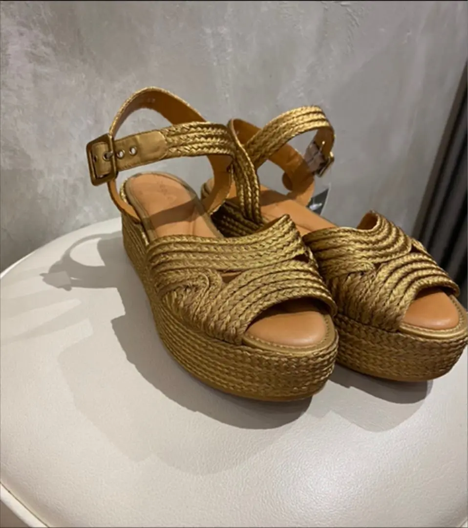 【新品】CLERGERIE ベージュ本革サンダル 35 新品】CLERGERIE ベージュ本革サンダル 35 - メルカリ