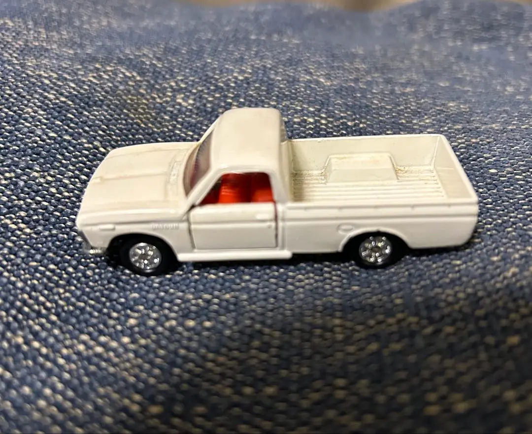 トミカ黒箱ダツトサントラックとレッカー車です、箱はありません トミカ黒箱ダツトサントラックとレッカー車です、箱はありません
