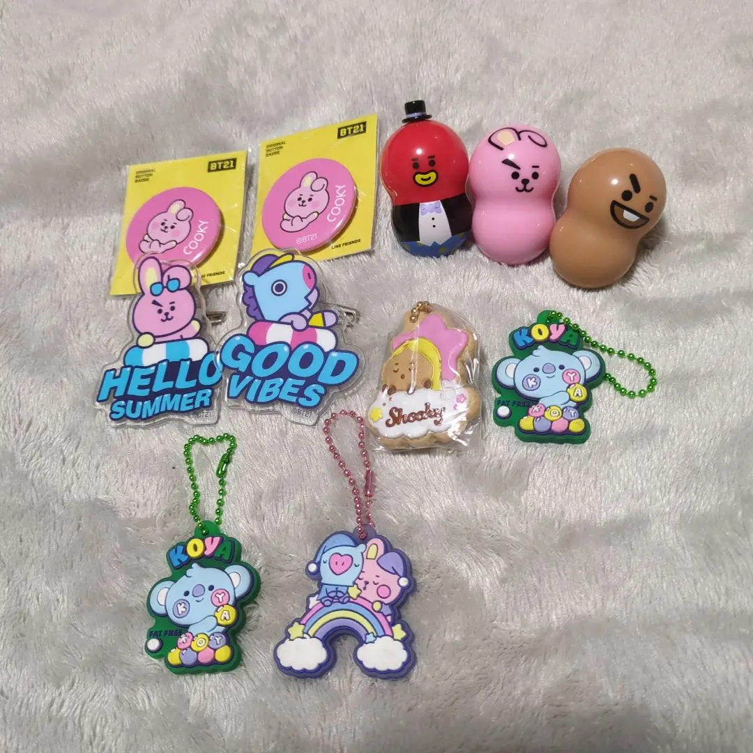 Thumbnail of BT21 keychain, can badge, etc.