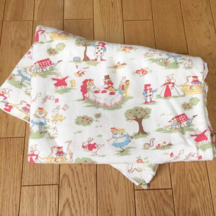 布料碎布⭐️ 愛麗絲圖案⭐️針織布⭐️邊角有裁剪 的縮圖