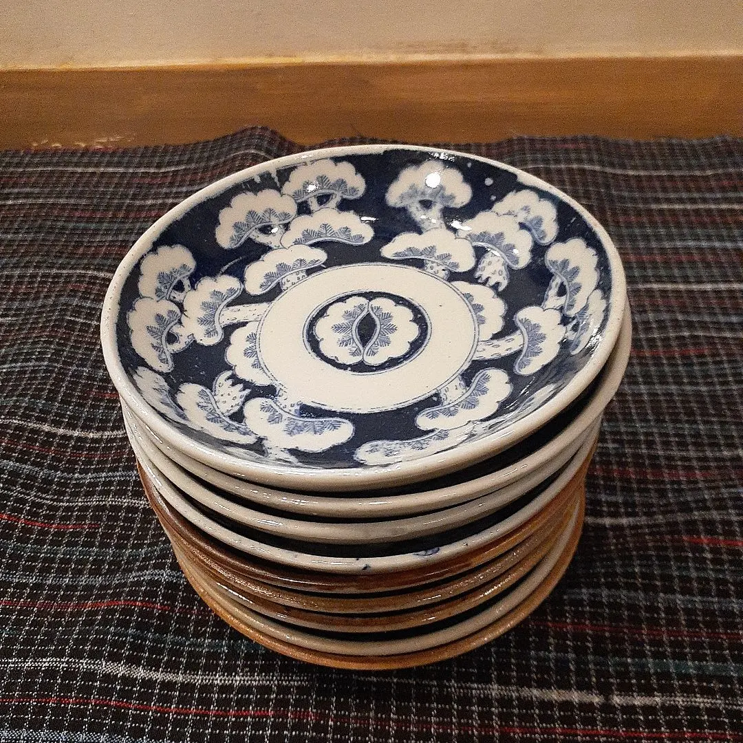 Thumbnail of Set of 9 flat plates with blue and white floral patterns [Z028]