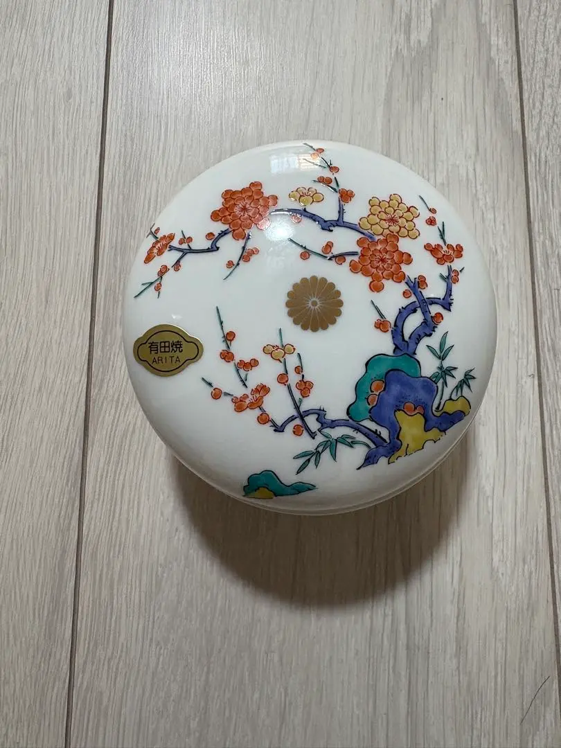 赤絵　丸三つ葉柏紋皿 赤絵丸三つ葉柏紋皿