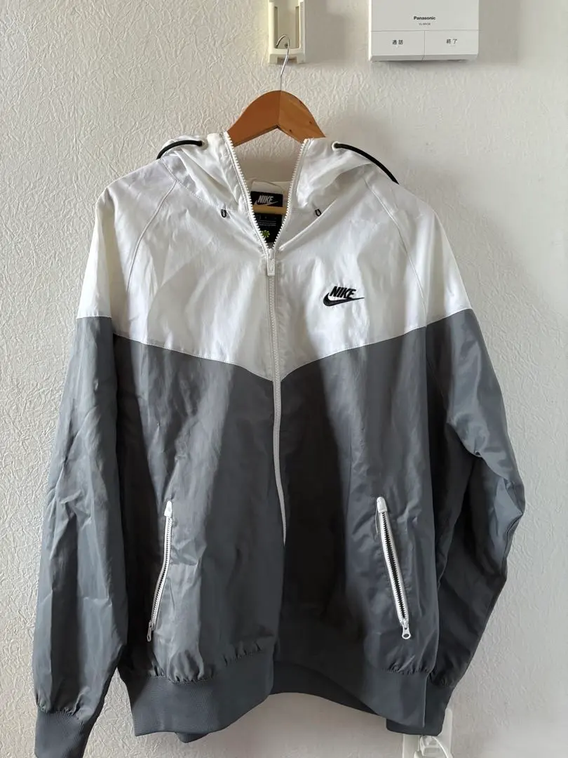 Nike 尼龍外套 L 白色/灰色 的縮圖