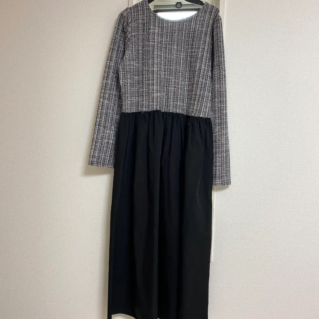 Thumbnail of Long-sleeved long dress with pearl button jacquard fabric switching