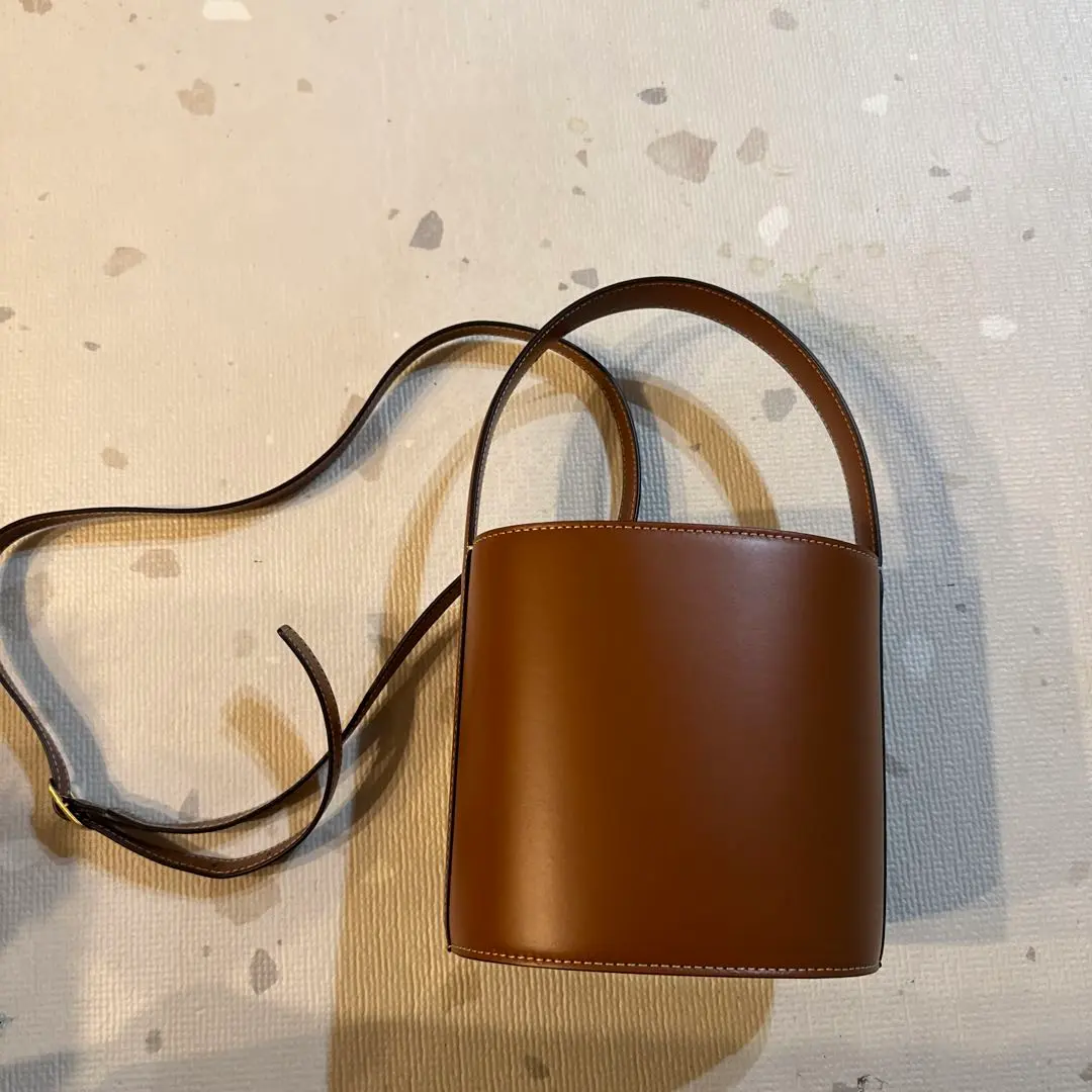 STAUD ベージュ 円筒形ショルダーバッグ STAUD ベージュ 円筒形ショルダーバッグ - メルカリ