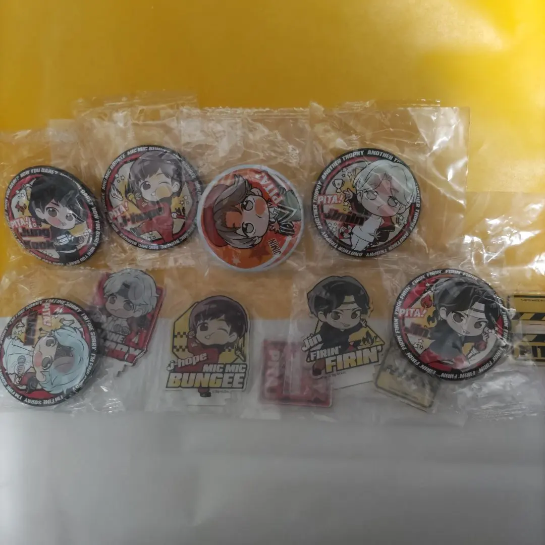 Thumbnail of BTS Can Badge & Mini Acrylic Stand Set