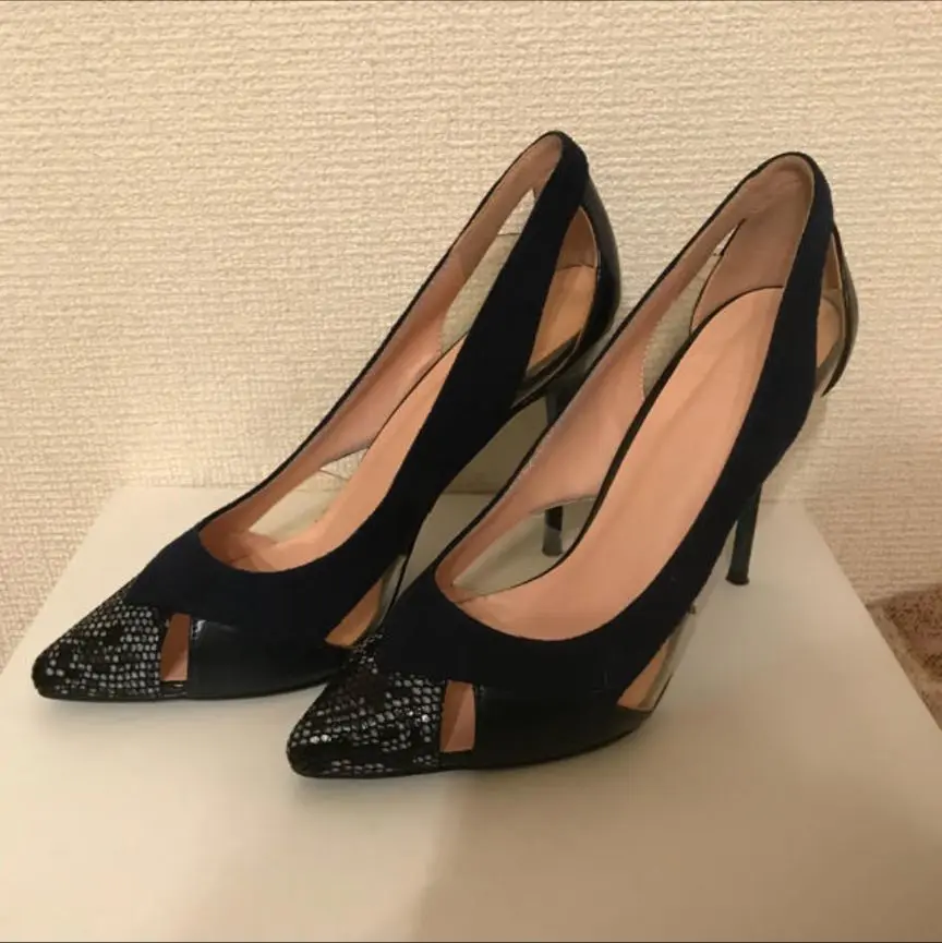 美品　AMERI グレージュ ポインテッドトゥパンプス 10%OFF：2025SS：iCoN COLORS：ポインテッドトゥ エナメル