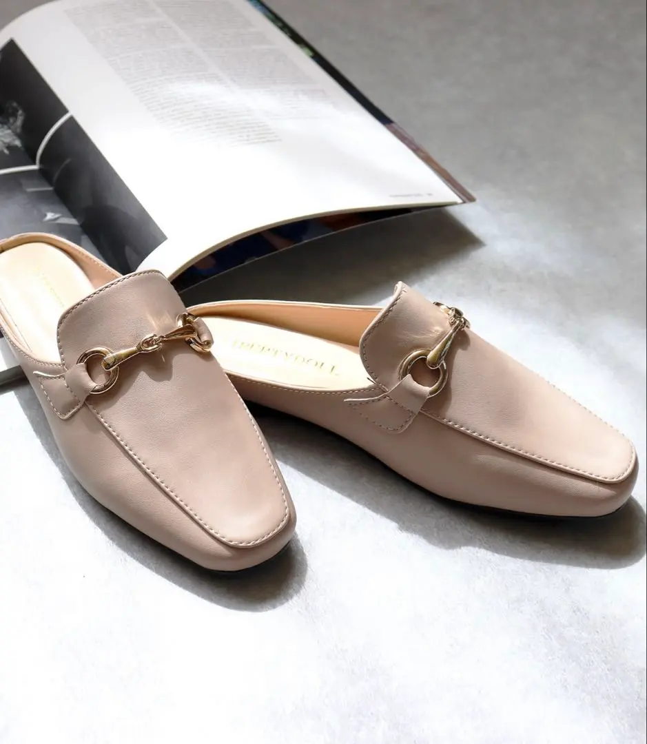 Thumbnail of Beige square toe mules with gold chain