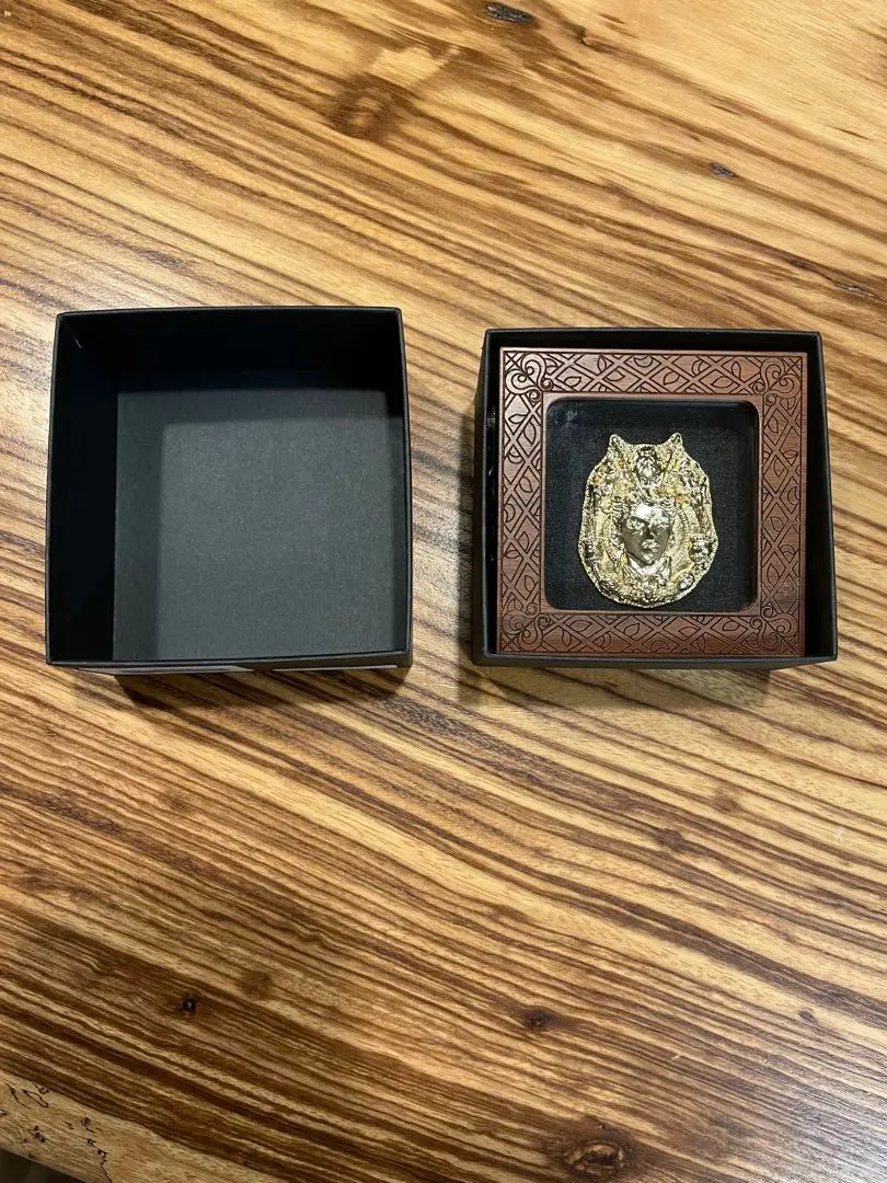 【未使用】ジョジョの奇妙な冒険 エンブレムブローチ 額縁付 3点セット 仗助/ジョルノ/承太郎 ジョジョの奇妙な冒険 原画展記念 エンブレムブローチ(額縁付) 3種