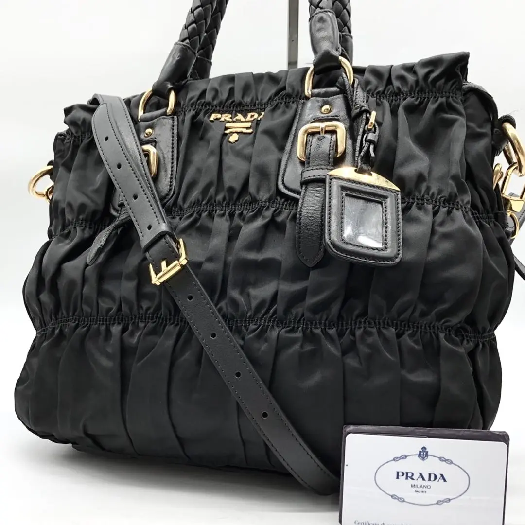 【美品✨】プラダ　ハンドバッグ　ギャザー　三角ロゴ　ゴールド金具　ナイロン　黒 美品 PRADA プラダ ハンドバッグ 三角ロゴプレート ミニボストン