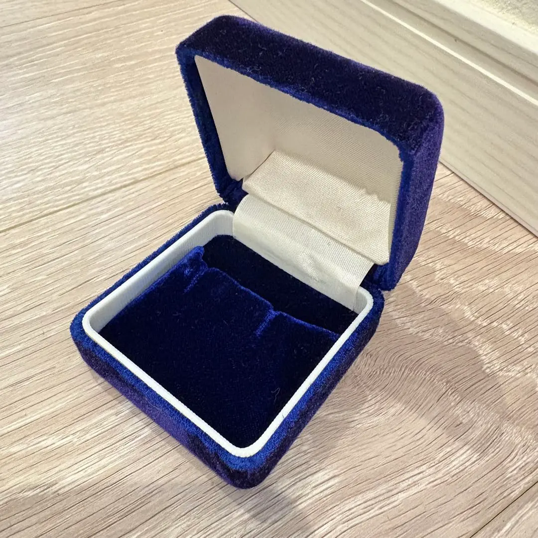 Thumbnail of Jewelry case, velvet, necklace, earrings