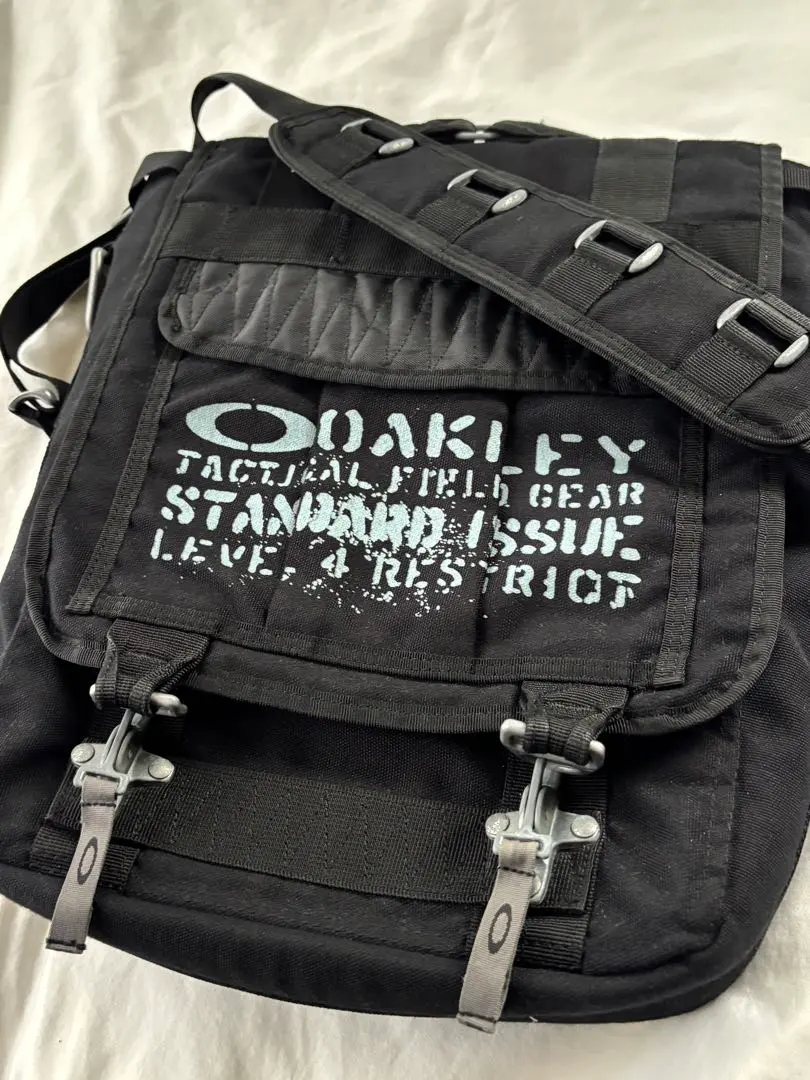 OAKLEY メッセンジャーバッグ OAKLEY（オークリー）の「/OAKLEY/15L STREET MESSENGER BAG