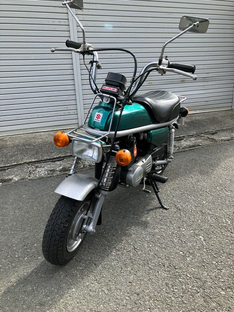 スズキ　エポ　EPO シート SUZUKI EPO スズキ エポ アンコ抜き 黒タックロール 赤