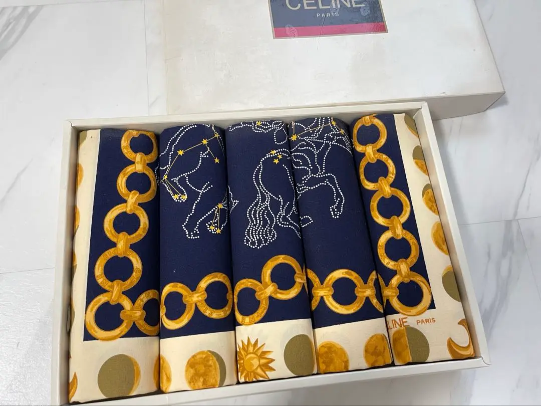 フェア開催中✨【新品未使用】CELINE セリーヌ 座布団カバー クッション CELINE(セリーヌ) クッション・クッションカバー(ライフスタイル