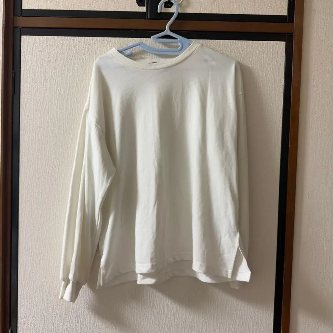Thumbnail of Cream-colored long-sleeved T-shirt