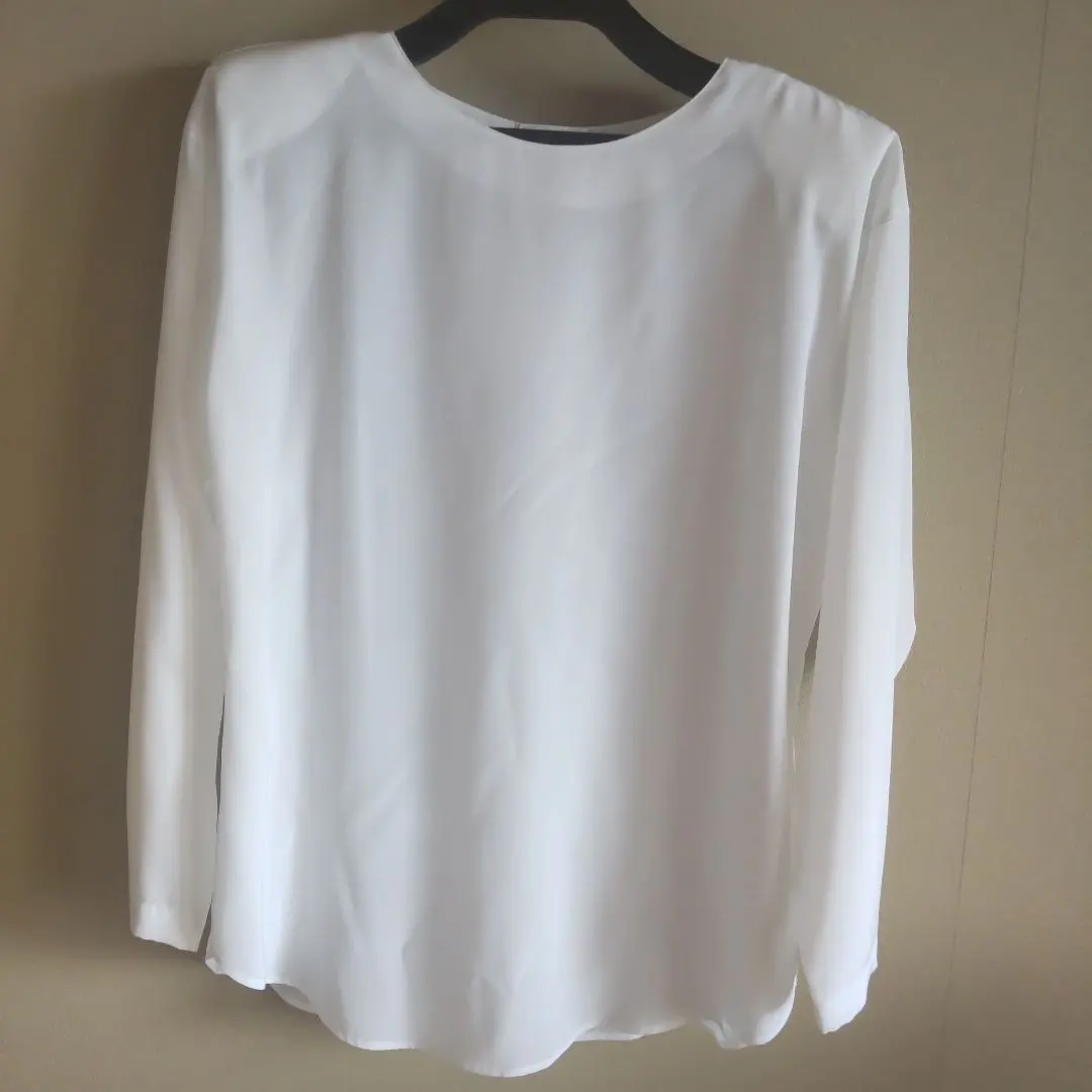 Thumbnail of White long-sleeved shirt with buttons