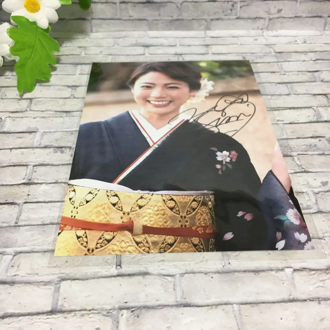 志田友美【イベント限定特典.本人直筆サイン入り非売品大判生写真】【在庫1点限り】 志田友美【イベント限定特典.本人直筆サイン入り非売品大判生