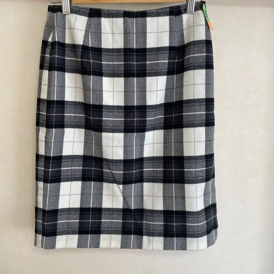 Thumbnail of Checkered skirt, knee-length