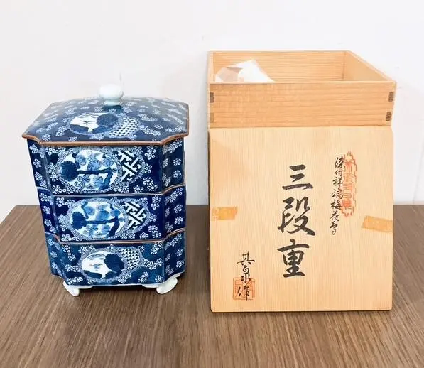 其泉窯 有田焼 春秋文 三段重 未使用品　木箱 希少 其泉窯 有田焼 春秋文 三段重 未使用品 木箱 希少 春秋