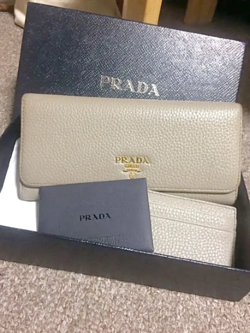PRADA プラダ 財布 二つ折り財布 アニマル柄 ハラコ 三角プレート 2025年最新】プラダ 財布 ハラコの人気アイテム - メルカリ
