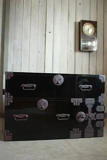 綺麗な打ち出し金具時代庄内箪笥　扉付き 打ち出し金具 時代庄内箪笥 時代箪笥 時代家具 古家具 古タンス