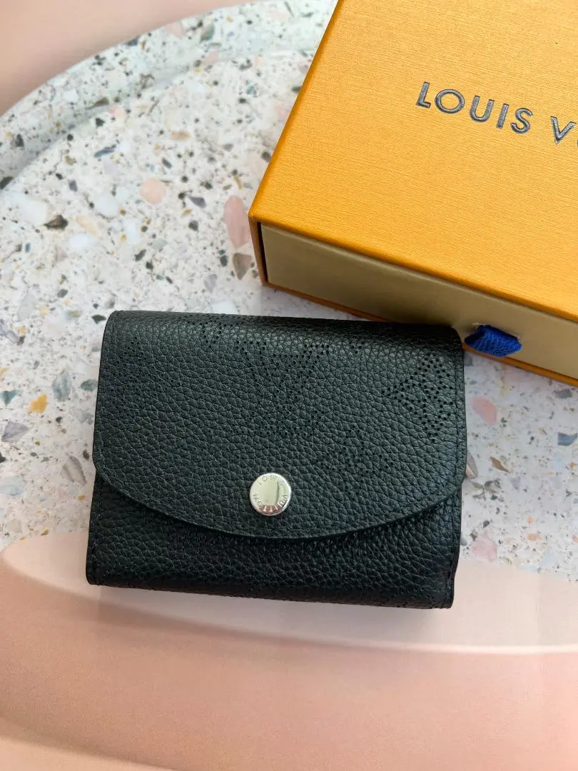 LOUIS VUITTON　ヴィトン　マヒナ　ポルトフォイユ　イリス　コンパクト LOUIS VUITTON ルイヴィトン 二つ折り財布 ポルトフォイユイリス