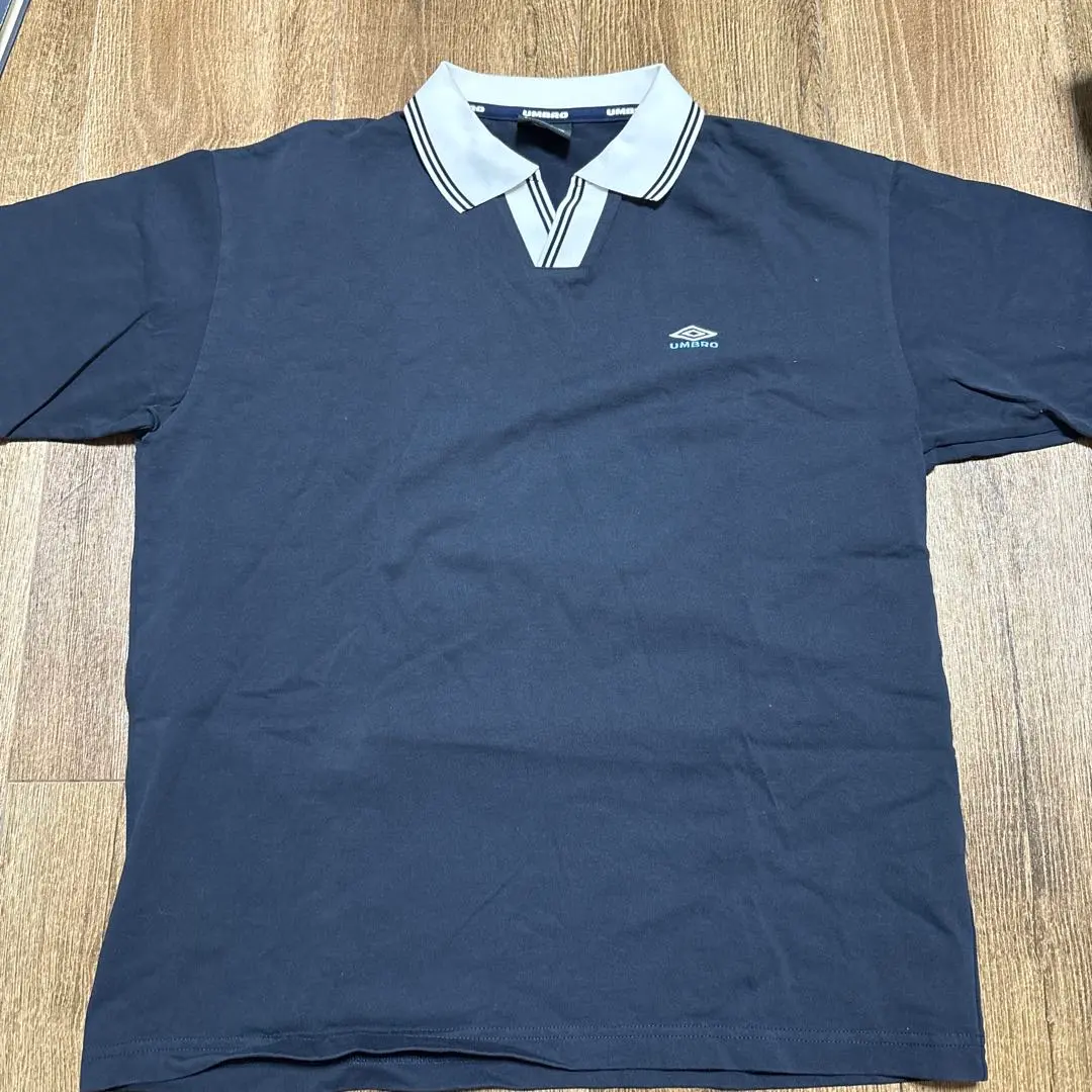 愛繆 著用 UMBRO 海軍藍色 短袖POLO衫 的縮圖