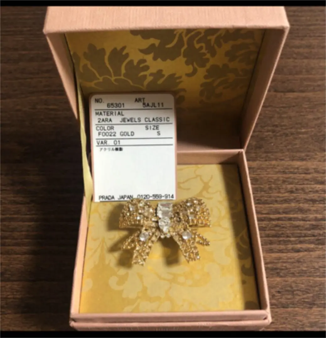 Parisで購入miu miu 貝殻型パールリング　ミュウミュウ　シェル　指輪 MIU MIU - miumiu ネコモチーフ パール＆クリスタルリングの通販