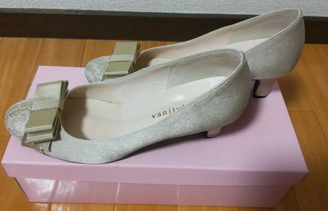 Thumbnail of Beige pumps, ribbon, 23cm