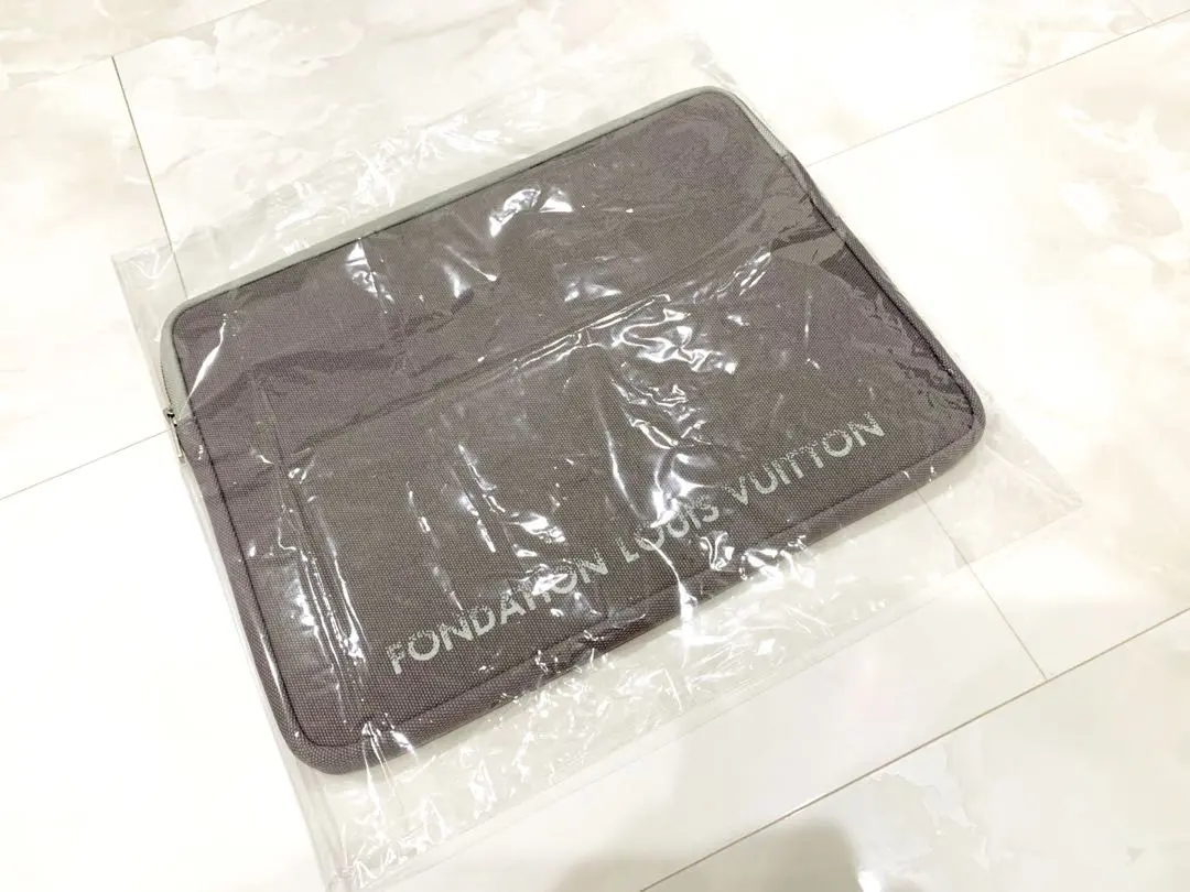 【新品未使用】　FONDATION ルイヴィトン美術館　PCケース LOUIS VUITTON fondation louis vuitton ルイ ヴィトン 美術館