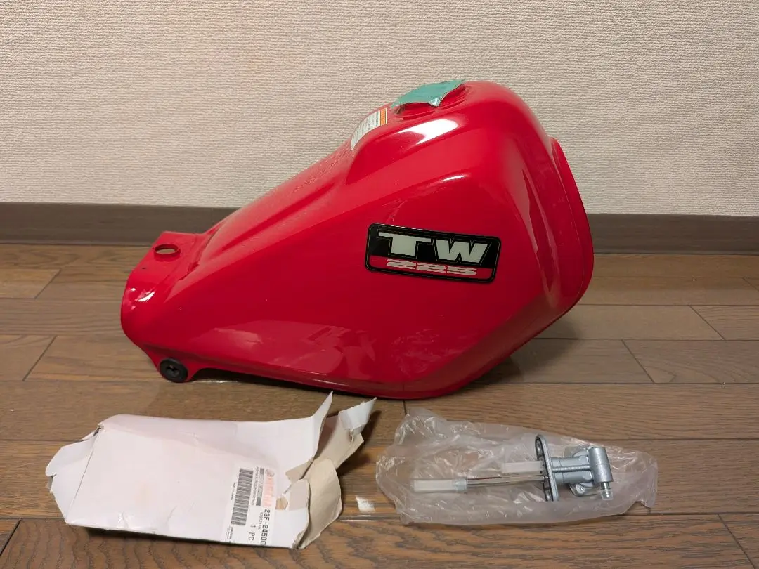 TW225E タンク赤、美品、新品コック、キャップシリンダーキーセット付属 TW225E タンク赤、美品、新品コック、キャップシリンダーキー