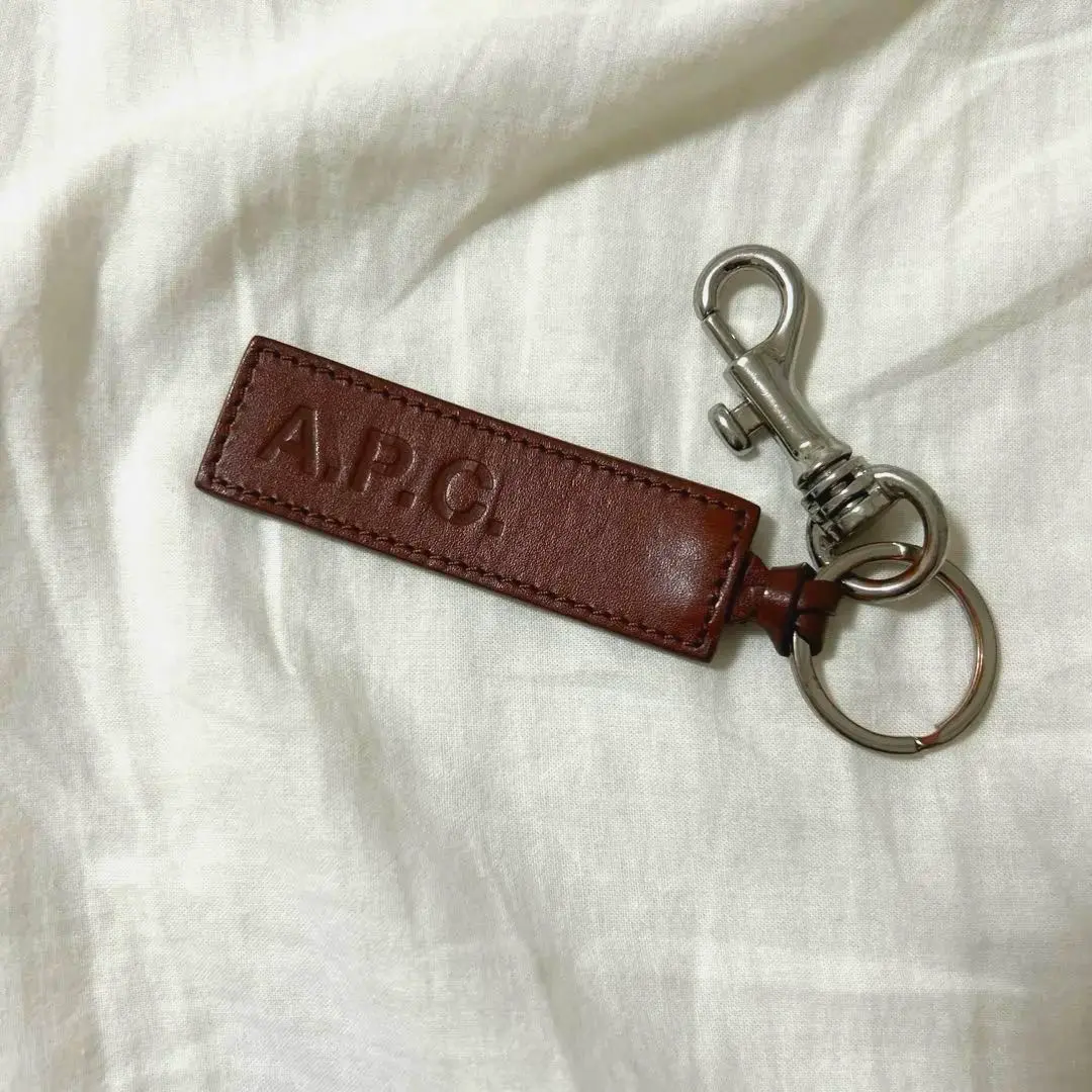 A.P.C. ブラウンレザーキーホルダーお値下げ apc02237-bk.jpg