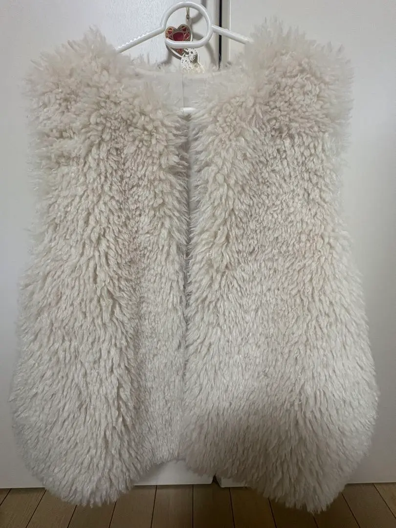 白色毛皮大衣 的縮圖