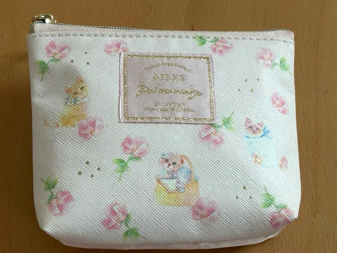 Thumbnail of [Brand New] Multi-Pouch Tissue Case Cat & Flowers Roses