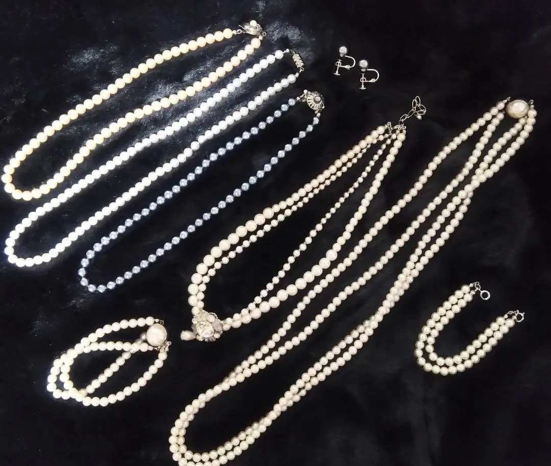 Thumbnail of Pearl necklace set with earrings, large quantity