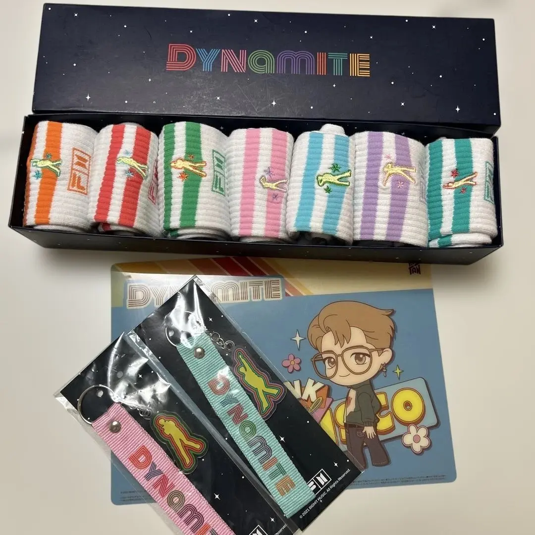 BTS JIN FILA Dynamiteトレーナー M 新品 ノベルティトレカ 2025年最新】bts fila dynamite ジンの人気アイテム - メルカリ