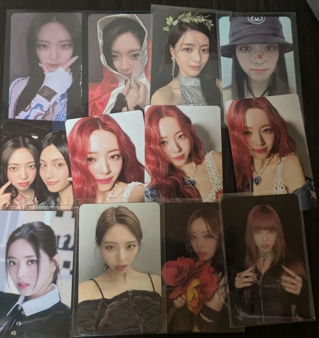 Thumbnail of ITZY Yuna trading card set (including algorithm insert)