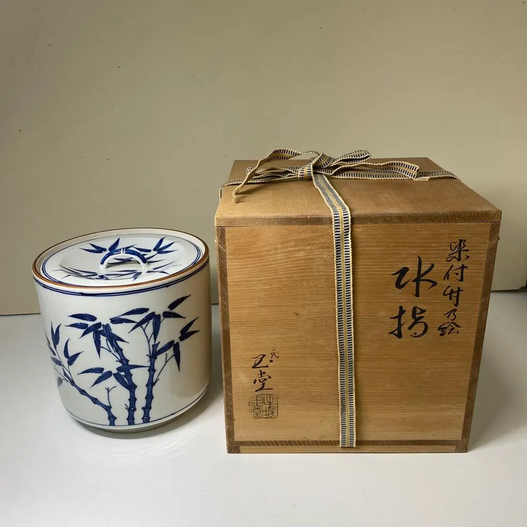 ∞南美∞【平安 玉堂窯　青瓷　皆具　共箱付き】　青磁　水指　建水　杓立　蓋置　茶道具 : 平安玉堂窯（造）染付赤絵水指 共蓋 共箱 茶道具 現代