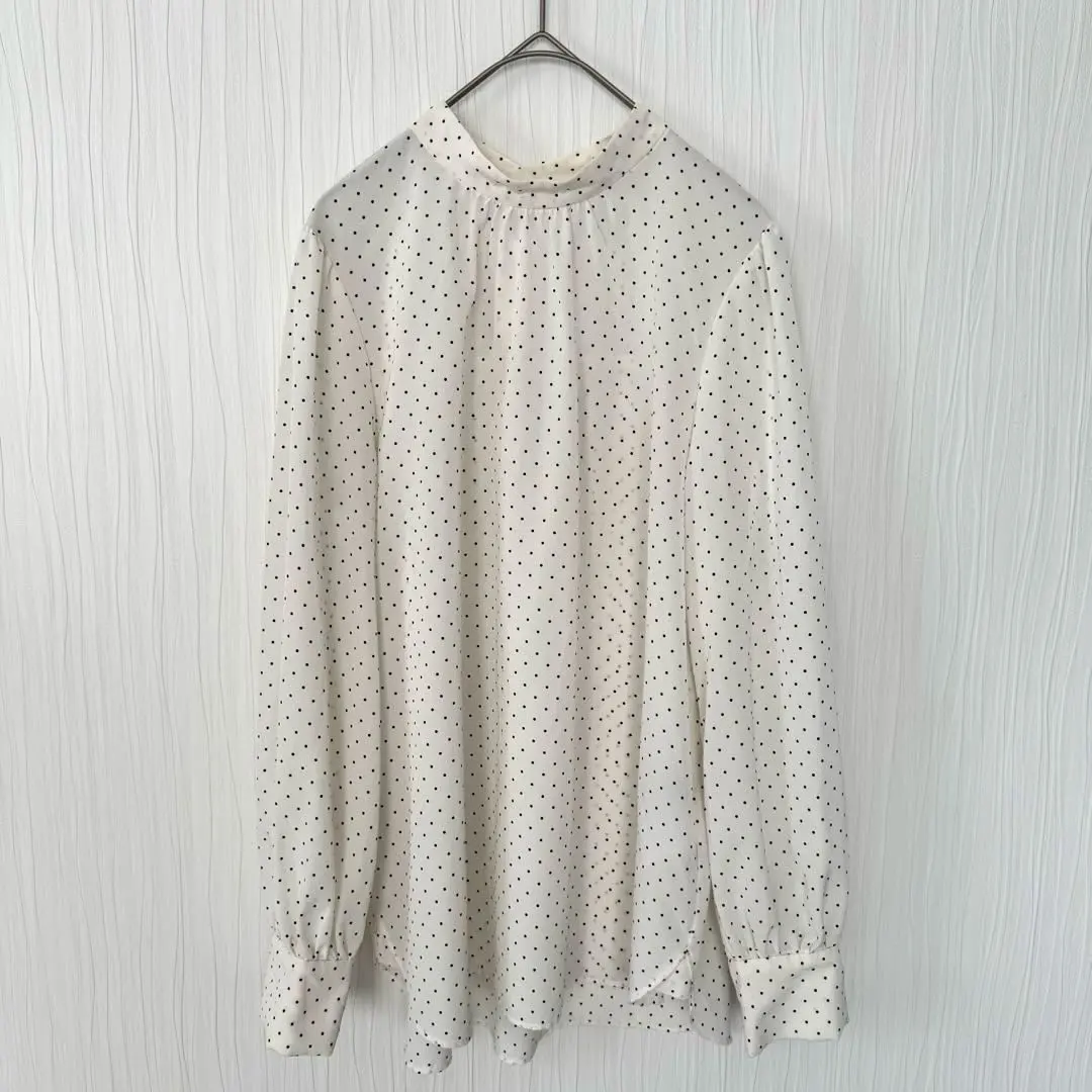 UNTITLED 無標題 垂墜感雪紡襯衫 圓點 白色 金色鈕扣 通勤 的縮圖