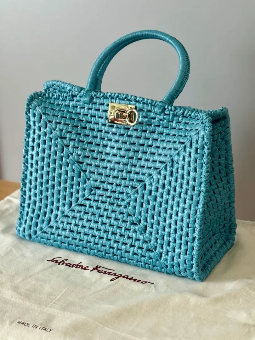 未使用 Salvatore Ferragamo 青 かごバッグ - メルカリ