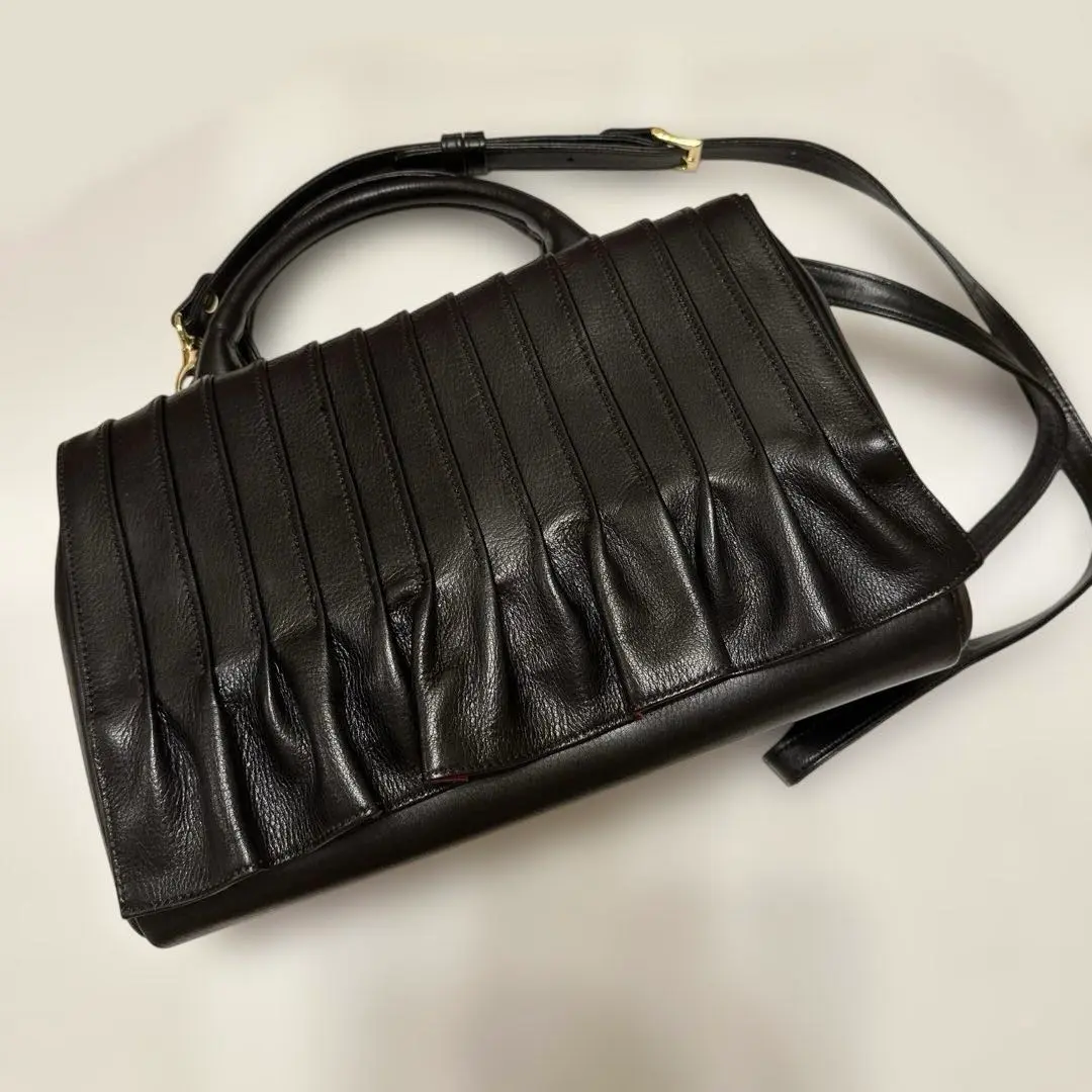 Madame Hiroko【美品】牛革ショルダーバッグ　本革 Madame Hiroko【美品】牛革ショルダーバッグ 本革