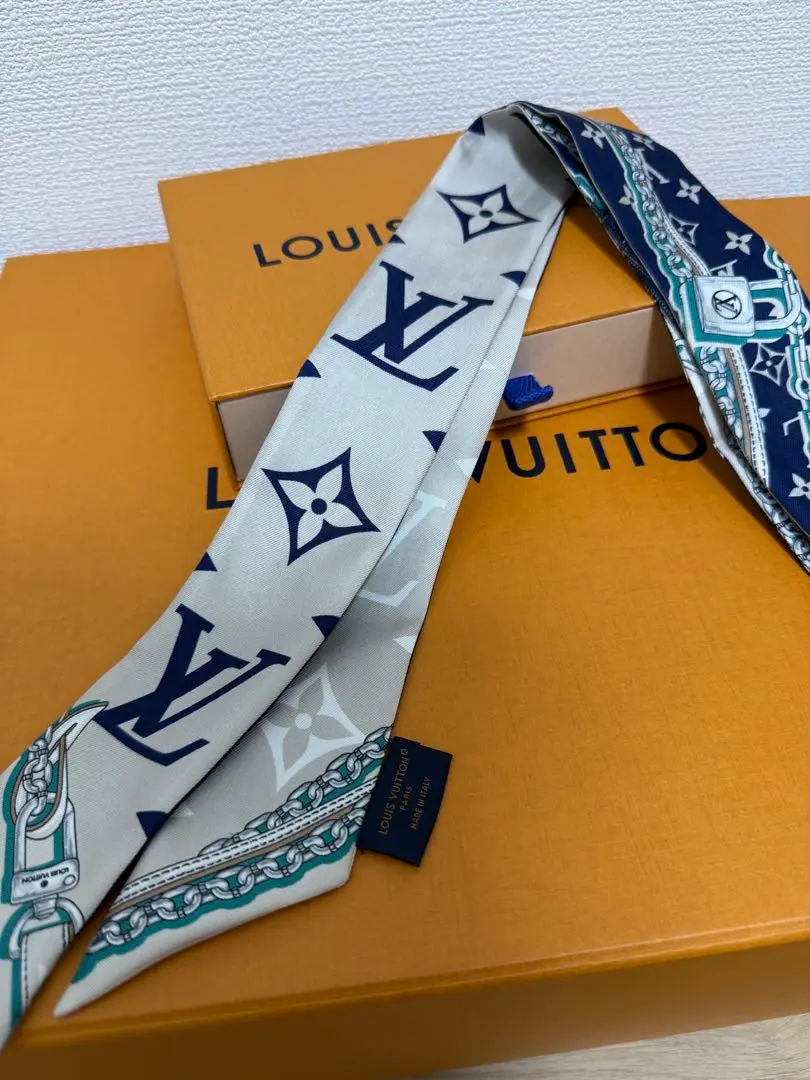 LOUIS VUITTON シルクスカーフ ベージュ・ネイビー 全ての LOUIS VUITTON シルクスカーフ ベージュ・ネイビー 小物