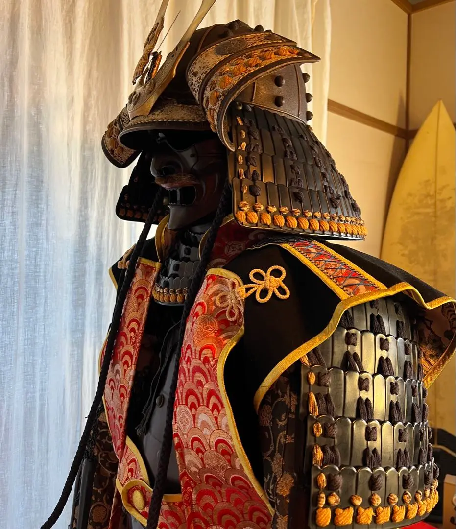 江戸時代前中期元禄年間稀少大和國甲冑師岩井喜左近勝重朱色在銘入本歌鉄地鎧胴当時物 江戸時代前中期元禄年間稀少大和國甲冑師岩井喜左近勝重朱色在銘
