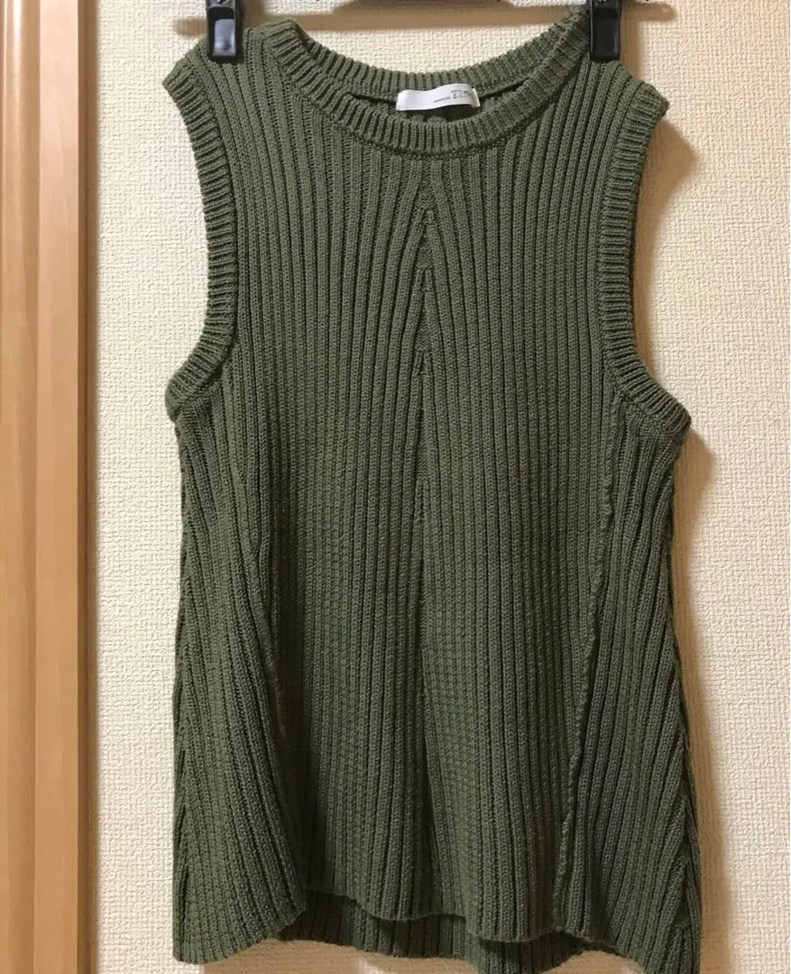 套裝搭配參考♡ABAHOUSE 橄欖綠針織背心 的縮圖