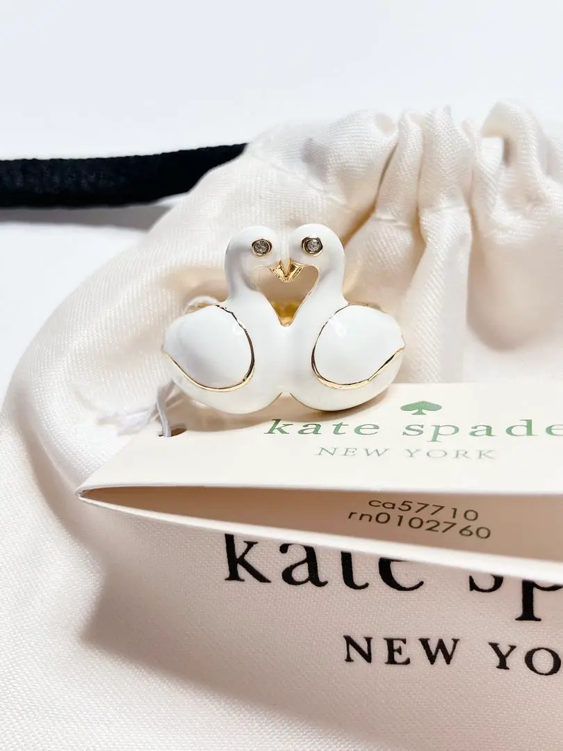 Kate spade NEW YORK 白鳥＆黒鳥　キーチェーン　♡ Kate spade NEW YORK 白鳥＆黒鳥 キーチェーン ♡ - メルカリ