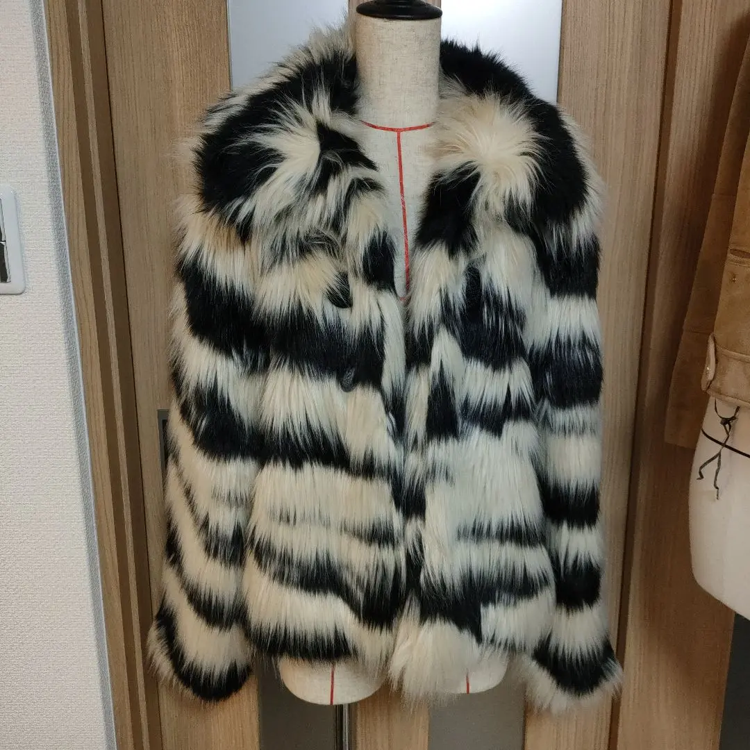 新品未使用　Desigual. ファージャケット　ファーコート　S デシグアル Desigual カラフルなファー素材のレディース