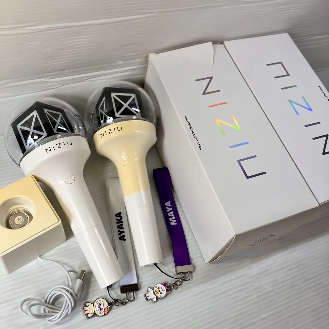 NiziU ライトスティック 2本セット Amazon.co.jp: NiziU ペンライト 2本 グッズ ニジュー NIZIU