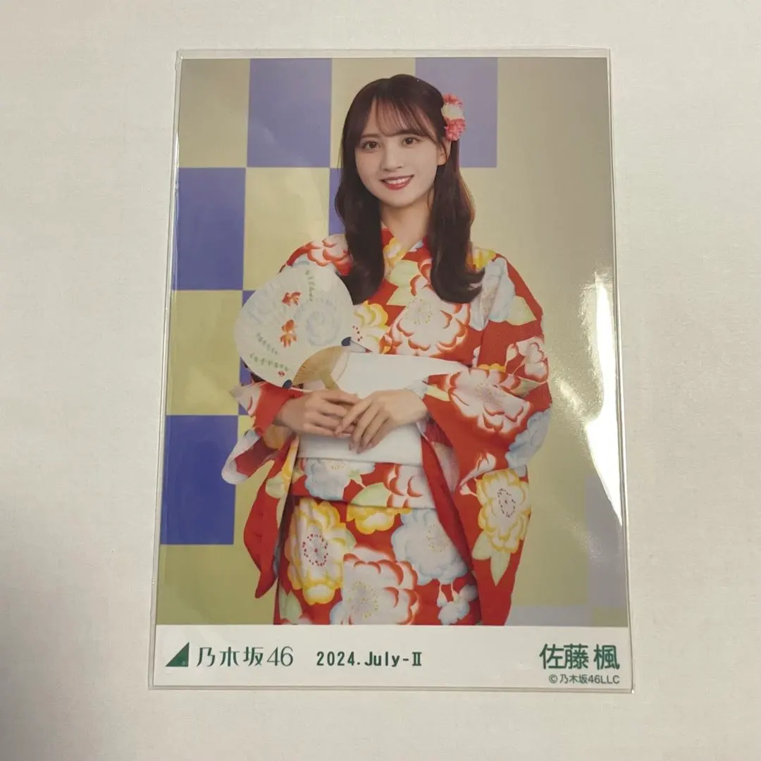 Thumbnail of Kaede Sato of Nogizaka46 in a yukata, chu pose, at the Summer National Tour 2024