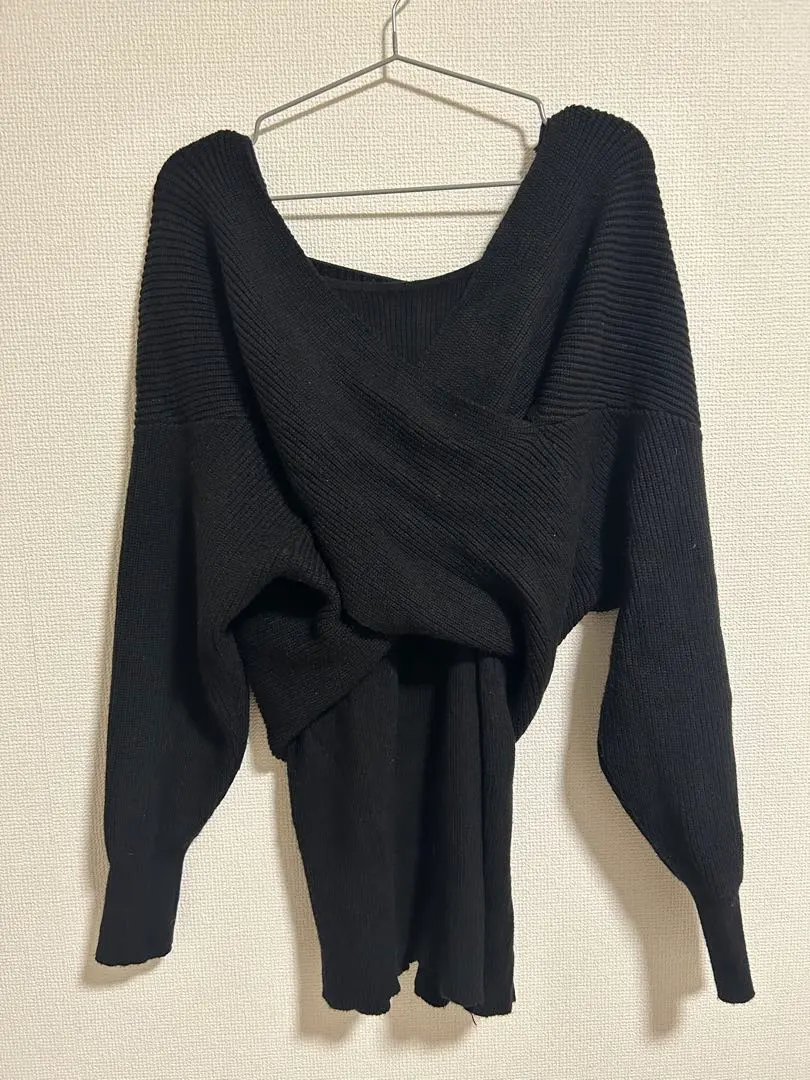 露肩黑色針織衫 的縮圖