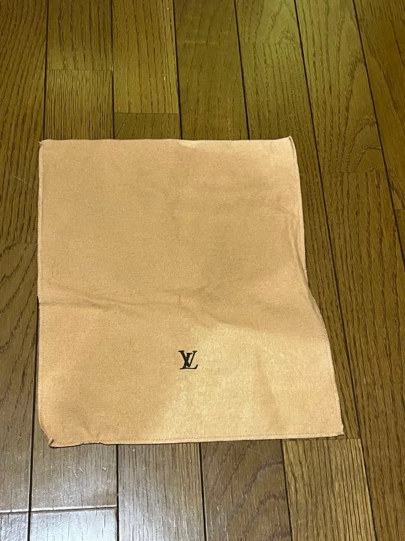 【LOUIS VUITTON】新品　ダク付き　メンズ　ハンカチ！ LOUIS VUITTON】新品 ダク付き メンズ ハンカチ！ - メルカリ